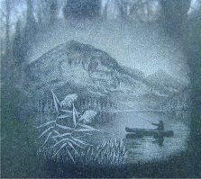 Техника исполнения называется пуантилизм (фр. Pointillisme, буквально «точечность», фр. point — точка), или дивизионизм — стилистическое направление в живописи неоимпрессионизма, возникшее во Франции около 1885 года, в основе которого лежит манера письма раздельными (неизолированными) мазками правильной, точечной или прямоугольной формы. Характеризуется отказом от физического смешения красок ради оптического эффекта (подразумевается «смешение» на сетчатке глаза зрителя). Подобная техника используется при художественном оформлении памятников (портреты, пейзажи и т. д.). При близком рассмотрении, те же точки, только инструмент другой.