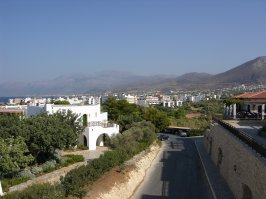 Автор надергал картинки  из Инета? 
Это Крит. 
А у автора 99% Санторини