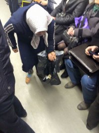 Аферист, выдававший себя за "бабушку-нищую", оказался киевлянином 1979 года рождения, передает Joinfo.ua со ссылкой на "Корупція інфо".

Он каждый день переодевался в женскую одежду и просил у горожан деньги якобы на лекарства на синей ветке столичного метрополитена.