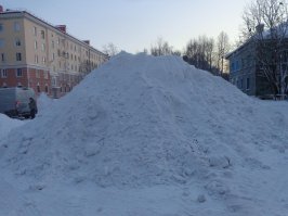 У нас дворик маленький, его днем в пятницу на прошлой недели чистили и все, но это уже 2 такая куча пока еще не вывезли, больше снега не выподало после, суди сам