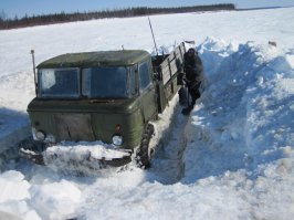 Забавы у  них.. зимние ! Время они, понимаешь ли ...   проводят !