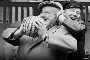 Олег Попов и Евгений Моргунов покупают арбуз. 1968 год