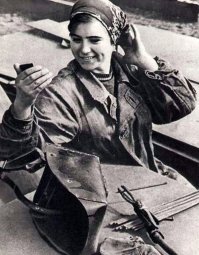 Когда то она была молодой красивой и поднимала целину.
На целине тот не прижился, кто работать ленился. 
Маменькин сынок на целину не ездок.
Целина научит дружбу ценить.