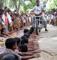 Этот случай по телеку показывали. Этих ребятишек поймали на том, что они с фишек на пилотки переходили