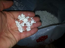 Все грустно. Волокна получаются очень жесткие и крупные, как бы я не месил все это (см.фото) по той причине, что в состав офисной бумаги водят всякие клеящие химикаты для жесткости и окончательно это не вымывается, чтобы получить чистые волокна целлюлозы. Моя цель, бумажная фактура на ощупь - не достигается. Покрытие дубовое и не однородное.
Итог - можно использовать как наполнитель для штукатурки, но "обоями" результат назвать не могу.
Оценив затраты времени и сил, решил использовать покупные. Там слой в 1мм можно намазать (если без минеральных добавок типа кристалликов), но относительно заявленного на упаковке площадь покрытия все-равно меньше (на 20% - без минералов, на 40% - с кристалликами).