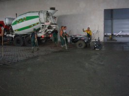 НИчего "классного"
Где подстилающая основание пленка? (из бетона вся вода в песок- бетон потрещал)
Где армирующая сетка? Основание просело-бетон треснул...
Бред рекламный. вот "классная машина для укладки" вот как надо!