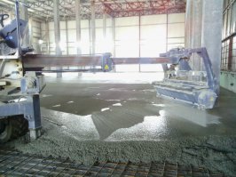 НИчего "классного"
Где подстилающая основание пленка? (из бетона вся вода в песок- бетон потрещал)
Где армирующая сетка? Основание просело-бетон треснул...
Бред рекламный. вот "классная машина для укладки" вот как надо!