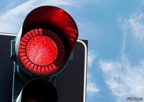 Мамаша тупая овца, сам бы урыл ее там же. Ребенок, конечно, не виноват. На видео прекрасно видно, что мамаша вытолкнула вперед себя коляску с ребенком, когда на светофоре только загорелся желтый свет. Я ни в коем случае не оправдываю водителя, т.к. видно, что автомобиль хотел проскочить на желтый и тормозить начал только тогда, когда эта тупая овца вышла на проезжую часть. Надеюсь, что инспектора ДПС правильно оценят ситуацию и сделают правильные выводы. А вообще, конечно, в таких ситуациях очень помогают светофоры с таймером, которые помогают водителю понять, когда будет включен тот или иной сигнал светофора и позволит ему заранее принять решение.