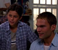 да скорее на дурачка бейсболиста похож, возможно даже добряка. А так, буш ведь обычная марионетка партии