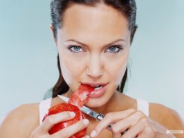 Всё-таки надо девочек учить ножами пользоваться... Чтоб и лук покрошить меленько могла, и обратным хватом сухожилие под коленом подрезать...