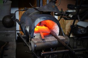 Судя по всему,это индукционная печь. И индуктор не маленький. Для его работы требуется ТПЧ (тиристорный преобразователь частоты). Мощностью до 100 кВт. В обычном гараже или сарае такое оборудование не подключишь. Выделенная линия должна быть от КТП. Или своя ТП.