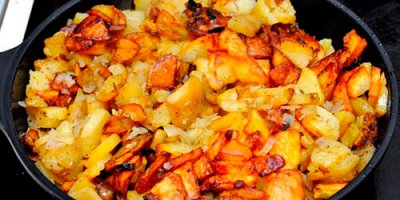 30-40 минут . картофель , лук , подсолнечное масло , две дольки чеснока , солить в конце готовки ...  и перчить