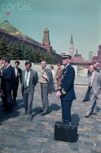 А в Питере ленинградцев к Рейгану и близко не подпустили.
Нэнси Рейган машет ленинградцам издалека.
Также вместе Рейганом Москву посетил и ядерный чемоданчик.