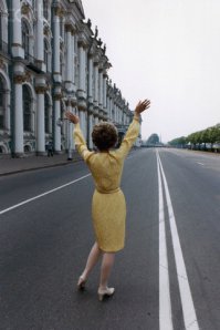 А в Питере ленинградцев к Рейгану и близко не подпустили.
Нэнси Рейган машет ленинградцам издалека.
Также вместе Рейганом Москву посетил и ядерный чемоданчик.