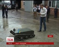 Не знаю на каком сале он работает, но управляется с проводного пульта)))


Кстати, у меня такая же вебка без дела лежит, надо укропам послать))), они второй соберут.