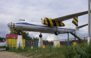 в Мячково (Новорязанское ш., около Островцов) самолет-кабак АН-30 стоит
если интересно, можно в яндекс-картах ввести запрос "самолет-кафе ан-30"