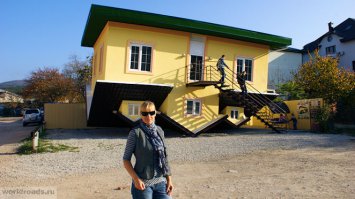 смотрю я на чб фотографию и думаю "а не фейк ли это?"
может такой проект и первоначально был?
или вот тут тоже скажете "да сосед разозлился и дом мне перевернул"