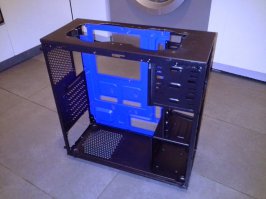 Мои поделки:
Купил комп на Amazon по запчастям. Когда всё пришло - оказалось, что я не учёл возможность установки жидкостного охлаждения при выборе корпуса (Sharkoon VG4-W). Т.к. хотелось поскорее всё поставить и начать использовать (возврат и замена на другой - долго), решил "доработать напильником". С помощью бормашинки, маленькой болгарки, двух друзей и ящика пива, получилось следующее: