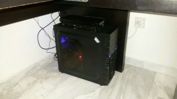 Мои поделки:
Купил комп на Amazon по запчастям. Когда всё пришло - оказалось, что я не учёл возможность установки жидкостного охлаждения при выборе корпуса (Sharkoon VG4-W). Т.к. хотелось поскорее всё поставить и начать использовать (возврат и замена на другой - долго), решил "доработать напильником". С помощью бормашинки, маленькой болгарки, двух друзей и ящика пива, получилось следующее: