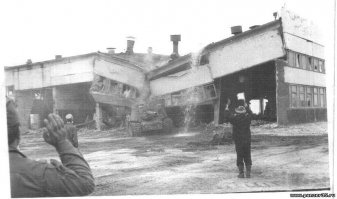 Интересный факт. ИСУ 152 применялись при ликвидации Чернобыльской аварии. Правда для чего они там были нужны, есть несколько версий.