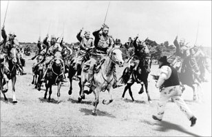 Вот Лихие кавалеристы, а то какие-то фашики стоя стреляют с лошадей.