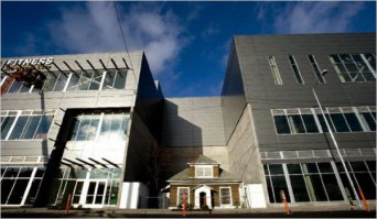 Эта дама из Сиэтла тоже была  упрямой  домовладелицей.

Дом Эдит Мейсфилд, Сиэтл, США.

’'Эдит, которая покинула этот мир год назад, заселилась в этом доме в далёком 1966 году - как раз перед началом строительного бума. Она отвергала множество предложений от застройщиков, некоторые из которых доходили до миллиона долларов. В итоге серый безликий ТЦ построили вокруг её забавного домика.’’