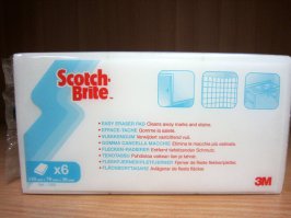 Мы такую губку используем для духовки, раковины и других поверхностей. Смачиваешь водой и протираешь. Моментально удаляет все пятна.