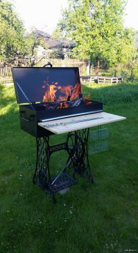 Я приспособил зинкер для стола. Приделал к машинке столешницу и теперь все выглядит гуд.
Вообще классная вещь, уже больше ста лет, а служит исправно =)