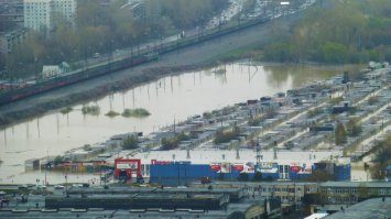 У нас тоже есть два больших гаражных кооператива, находящихся за городской дамбой в зоне подтопления. Река по весне не всегда сильно поднимается, но раз в несколько лет такое бывает. Прошлой весной как раз плавали опять. Но кто там машины держит уже опытные и в апреле технику свою убирает. Да и объява об опасности подтопления каждую весну на въезде висит.