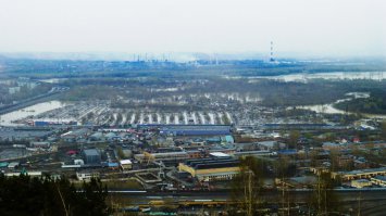 У нас тоже есть два больших гаражных кооператива, находящихся за городской дамбой в зоне подтопления. Река по весне не всегда сильно поднимается, но раз в несколько лет такое бывает. Прошлой весной как раз плавали опять. Но кто там машины держит уже опытные и в апреле технику свою убирает. Да и объява об опасности подтопления каждую весну на въезде висит.