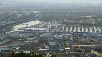 У нас тоже есть два больших гаражных кооператива, находящихся за городской дамбой в зоне подтопления. Река по весне не всегда сильно поднимается, но раз в несколько лет такое бывает. Прошлой весной как раз плавали опять. Но кто там машины держит уже опытные и в апреле технику свою убирает. Да и объява об опасности подтопления каждую весну на въезде висит.