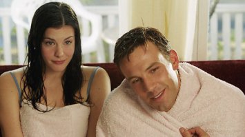 в "Девушка из Джерси" у Джей Ло вообще эпизодическая роль, потому именно очаровательная Лив Тайлер ассоциируется как пара Аффлеку!
кстати, режиссер фильма Кэвин Смит, тот самый "молчаливый Боб", которы снял Аффлека еще в ряде своих картин.