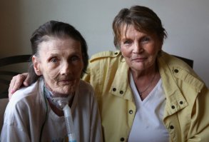 Вот воссоединение сестер,  Сью (которой было тогда 2 года) и Рэй (тогда ей было 5 лет).