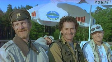 -Если он будет пребывать в своих истоках бытия еще некоторое время, мы остаток жизни проведем на нарах.
-У них тюрьмы комфортабельные. Бананы на обед дают, спортом можно заниматься, книжки читать.
-Спасибо. Я и дома могу бананы трескать и книжки читать. Домой хочу, на родину.
-Не травите душу, улыбайтесь, Михалыч подплывает.