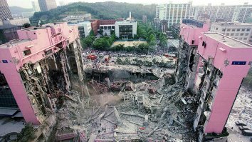 29 июня 1995 года почти полторы тысячи человек оказались жертвами рухнувшего в считанные секунды крупнейшего в Сеуле супермаркета – здание обрушилось до самого основания в течение двадцати секунд.

В этот июньский вечер в Сеуле погибли 502 человека, еще 937 удалось спастись. 
Эксперт по техногенным катастрофам Лэн Чан возглавил Комиссию по расследованию причин обрушения супермаркета. Она рассматривала версии от взрыва газа до теракта, подготовленного КНДР. Однако причиной обрушения здания стала банальная ошибка архитектора.