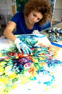 Вот картина написанная пальцами. Вы хотите сказать что данные изображения сделанные так же?