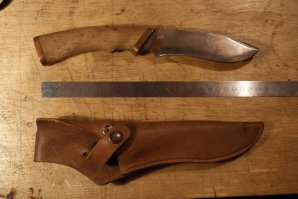 Кожа тоже только для сухого пользования. Намокает-разбухает, высыхает - корёжится. Хавали, знаем. Наилучшие материалы, дерево, рог, оргстекло. Остальное от лукавого.

А это мои поделки. И ножег, и футлярчик. Ну и дохера всякого другого))