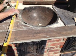 Вместо тысячи слов.... Все сделано в уровень стола без потаев и сразу на цемент вставлен.