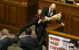 Мужчины  забавно пародируют  женские фотосессии 