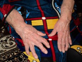 Не обижайте люди матерей,
Они святые в этом мире,
Земной поклон
И уваженье в старость,  
За муки родов и за слез обид,  
За те бессонные года, 
Что у кроватки вашей провела,
За слезы радости за вас,
Что по щекам катилась.
Им в этом мире
 Не так много дней осталось.
Не обижайте люди МАТЕРЕЙ!

Самые добрые руки на свете! руки МАМЫ!! ( стих мой)