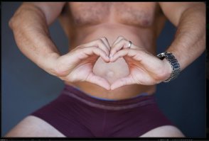 Мужчины  забавно пародируют  женские фотосессии 