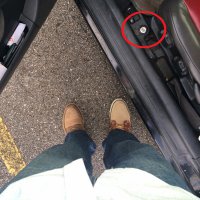 Первым делом заметил замок!  ... а не ботинки.