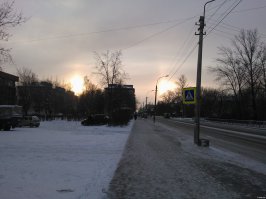 Лучшее, что мне удалось наврать на "Фишках" - 
"Большинство астрономов тщательно скрывают от обывателей тот факт, что в солнечной системе на самом деле два Солнца.
Из за погодно - климатических условий увидеть их оба одновременно почти невозможно, поэтому большинство землян продолжают пребывать в счастливом неведении этого вопиющего факта.
Мне посчастливилось сделать кадр, где можно разглядеть оба светила".