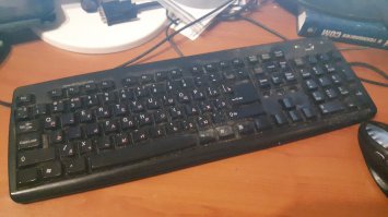 рабочая клава главного инженера-программиста. точно не помню, но ей не меньше 8 лет.. друг отдал. олдскул ему видите ли не нравится.. а я на других не могу работать - приходится рожу опускать..