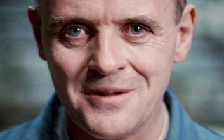 "Чтобы его персонаж смотрелся более реалистично, Арнольд Шварценеггер не моргал в кадре, так как он считал, что роботы не моргают"

Энтони Хопкинс к реализации своего персонажа подошёл очень тщательно: он изучал досье многих известных убийц, бывал в тюрьмах, где они содержались, а также посещал громкие судебные процессы. Из подобных материалов Хопкинс взял один приём — при просмотре видеоплёнки разговора Чарльза Мэнсона, Хопкинс отметил, что во время разговора тот не моргает, что актёр и воплотил в фильме.