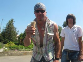 Дело было на Опель Фесте в Киеве в 2012 году. Когда этот чел подошёл к окну моей машины, я не удержался. Сказать что я офигел, это ничего не сказать. Один в один!