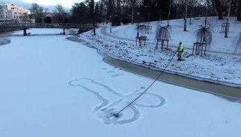 Вот это красотища. Не то, что шведы, которые уже неделю (две?) спорят, является ли нарисованный на снегу <span style='color:gray'>[мат]</span> предметом искусства.