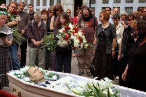 "На сайте Кремля проскочила официальная информация о том, что скончался Президент Российской Федерации Владимир Владимирович Путин. Но уже спустя несколько часов информацию с сайта удалили. Это не был взлом сайта. Подтвердилась информация о том, что Владимир Путин умер. Официальная причина - рак позвоночника. Эта болезнь прогрессирует, кстати, у многих людей, которые переживают многочисленные пластические операции. А о том, что Владимир Путин был любителем подобной хирургии говорилось вполне открыто. Но бытуют и иные версии происшедшего. Как сообщили источники из Администрации Президента, Владимира Путина, скорее всего, убили в ходе военного переворота. К власти пришли Шойгу и его армейские подчиненные. Но чтобы не поднимать волну в стране, убитого Путина решили заменить на двойника"

Вот такая информация распространяется сейчас в интернете, и как Вы догадались, в основном на украинских сайтах. Под этими сообщениями даже указывается фамилия автора, - это некий Олег Борисюк. Вот что он пишет дальше:

"К слову, двойников у бывшего Президента было более десятка. Владимир Путин в последнее время активно менял чиновников из своего окружения на людей из личной охраны. Последний тому пример — «личник» Путина Виктор Золотов, ставший командующим Внутренними войсками России. Но это не помогло Путину уберечь жизнь. Военный заговор настиг и его
