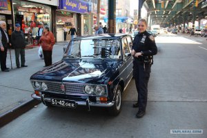 Старые автомобили на улицах Нью-Йорка