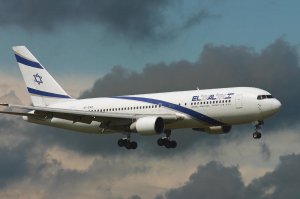 Самая безопасная это EL AL ! )